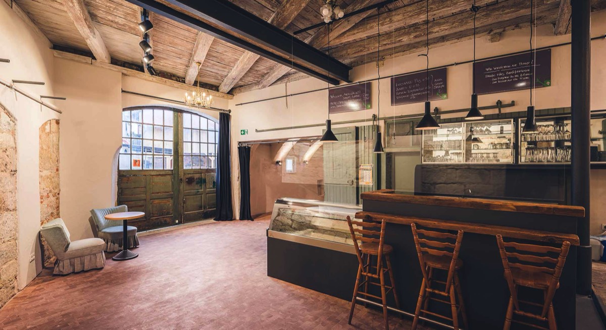 Tenne | Eingangsbereich und Tresen der Rostscheune Bamberg, einem Projekt der STADTBAU GMBH BAMBERG